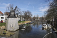 909613 Gezicht op de Stadsbuitengracht te Utrecht, vanaf de Monicabrug, met links de replica van de stadskraan en de ...